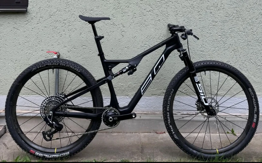 BQ Fully, mattschwarzes Carbon-Fully, Seitenansicht vor einer Hauswand